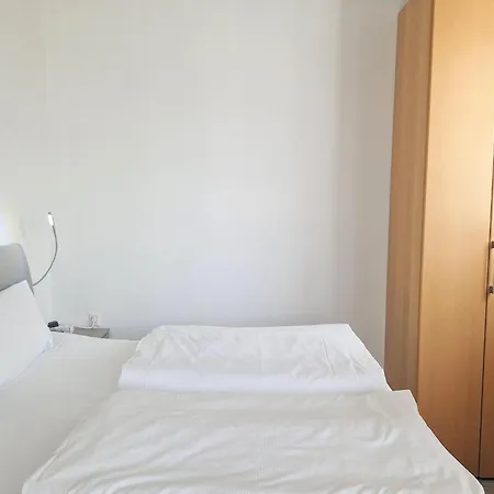 Apartment Geschmackvoll Eingerichtete Mit Balkon In